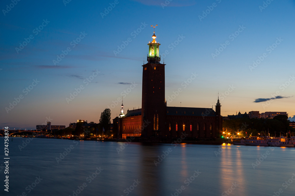 Skandinavien, Schweden, Blick auf Stadhuset (Rathaus) bei Nacht, Stockholm