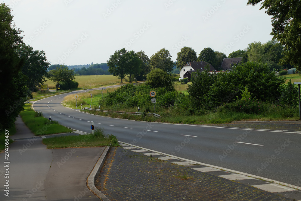 Landstrasse in Mülheim-Mintard
