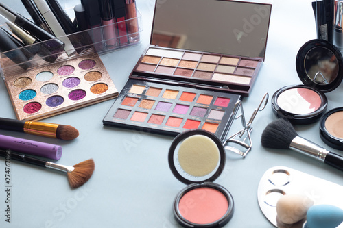 Materiales de maquillaje sobre una mesa 