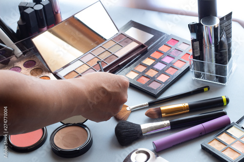 Materiales de maquillaje sobre una mesa 