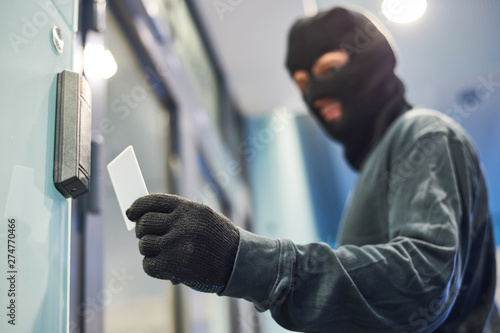 robber using electronic key