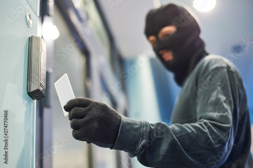 Obraz na plátně robber using electronic key