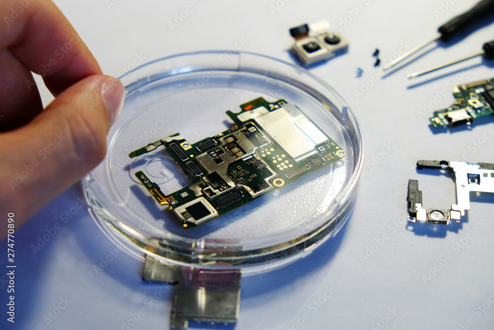 Cleaning and recovery of the circuit board of the cell phone in the