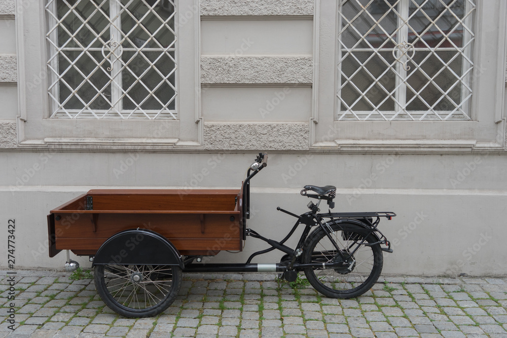 Retro-Lasten-Fahrrad vor historischer Fassade