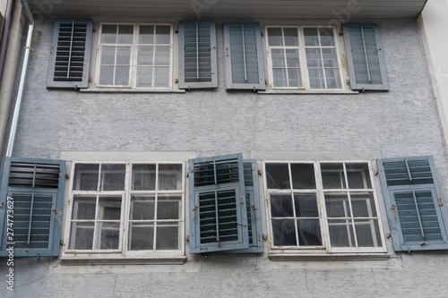 Sprossenfenster mit Fensterläden in einem historischen Haus