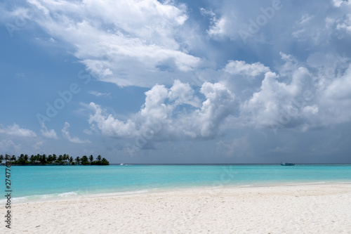 Fototapeta Naklejka Na Ścianę i Meble -  Wide sandy beach on a tropical island in Maldives