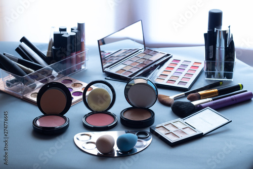 Materiales de maquillaje sobre una mesa 