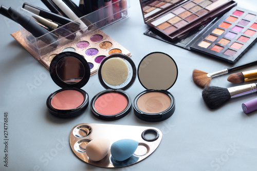 Materiales de maquillaje sobre una mesa 