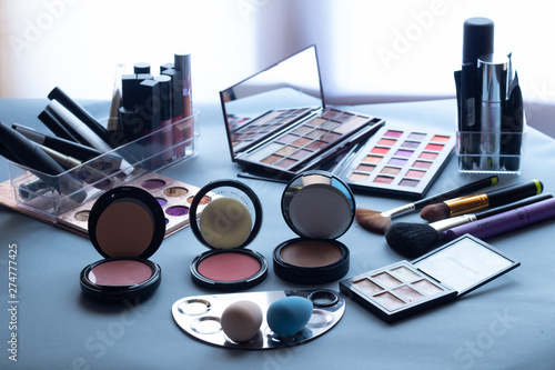 Materiales de maquillaje sobre una mesa 