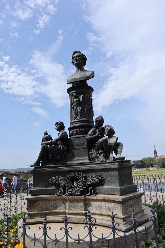 Fototapeta premium Dresden Altstadt Oldtown Rundgang Sightseeting Brunnen Gebäude Brühlsche Terrasse Alberitum Cannaletto 
