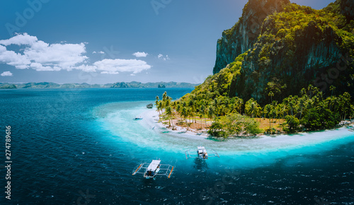 Photo Epic aerial drone panoramic picture of tourist boats arriving tropical Pinagbuyutan Island with idyllic ipil beach surrounded by turquoise blue ocean water
