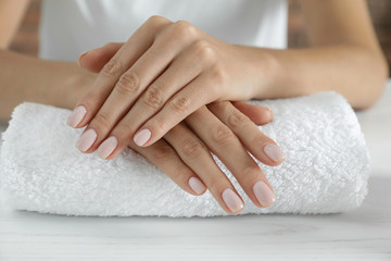 Stickers Manicure Zachte handen op witte handdoek  © New Africa