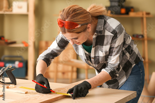 Slika na platnu Female carpenter working in shop