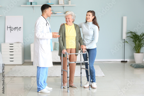 Doctor visiting senior woman at home © Pixel-Shot