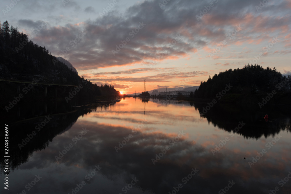 Obraz premium Behind the Bonneville Dam on the Columbia River, Oregon, at Sunset