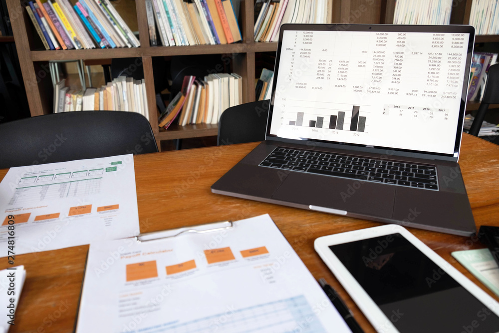 Obraz premium Businessmen, finance, accounting work, checking accounts, using calculators and finding information