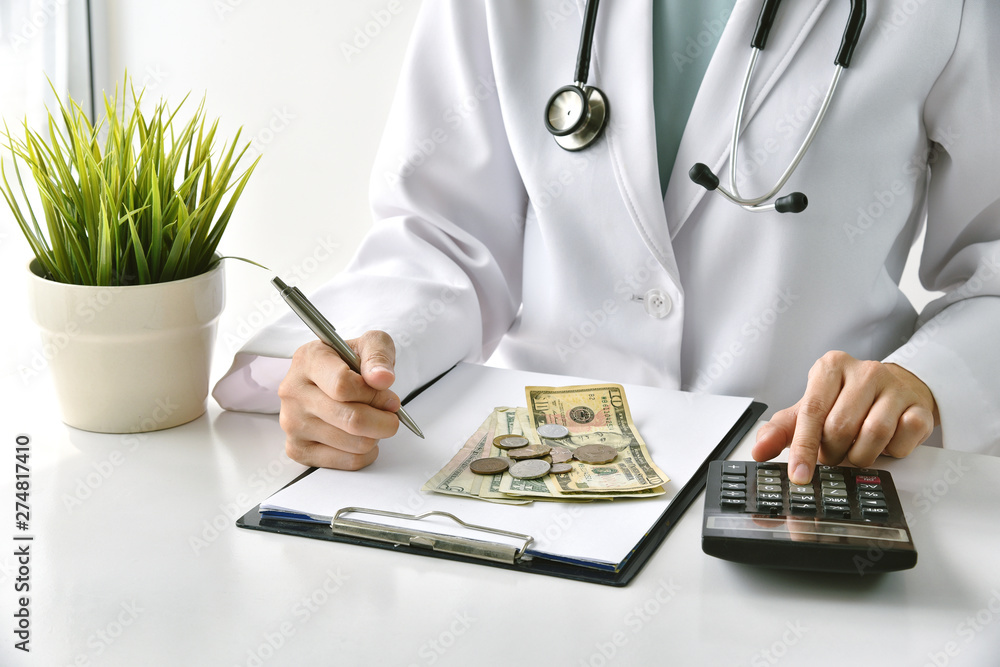 Φωτογραφία Medical fee, Health insurance, Doctor writing medication note and calculate the examination charges in hospital, Money saving for healthcare services
