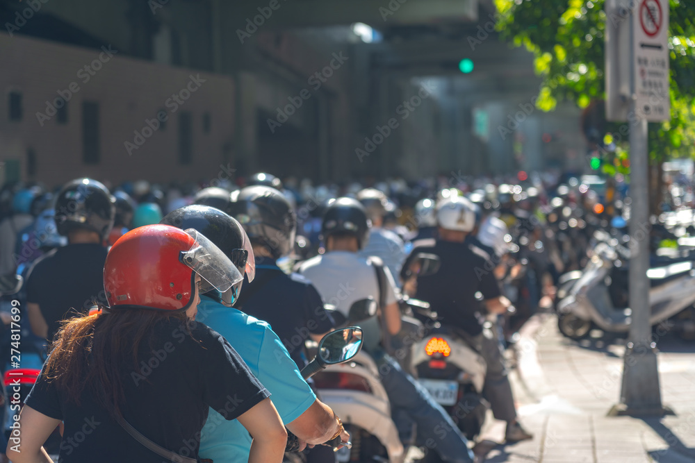 Fototapeta premium Wodospad skutera na Tajwanie. Korek uliczny zatłoczony motocyklami w godzinach szczytu na rampie mostu Tajpej, kaskada skuterów na Minquan West Road w dystrykcie Datong, Tajpej, Tajwan