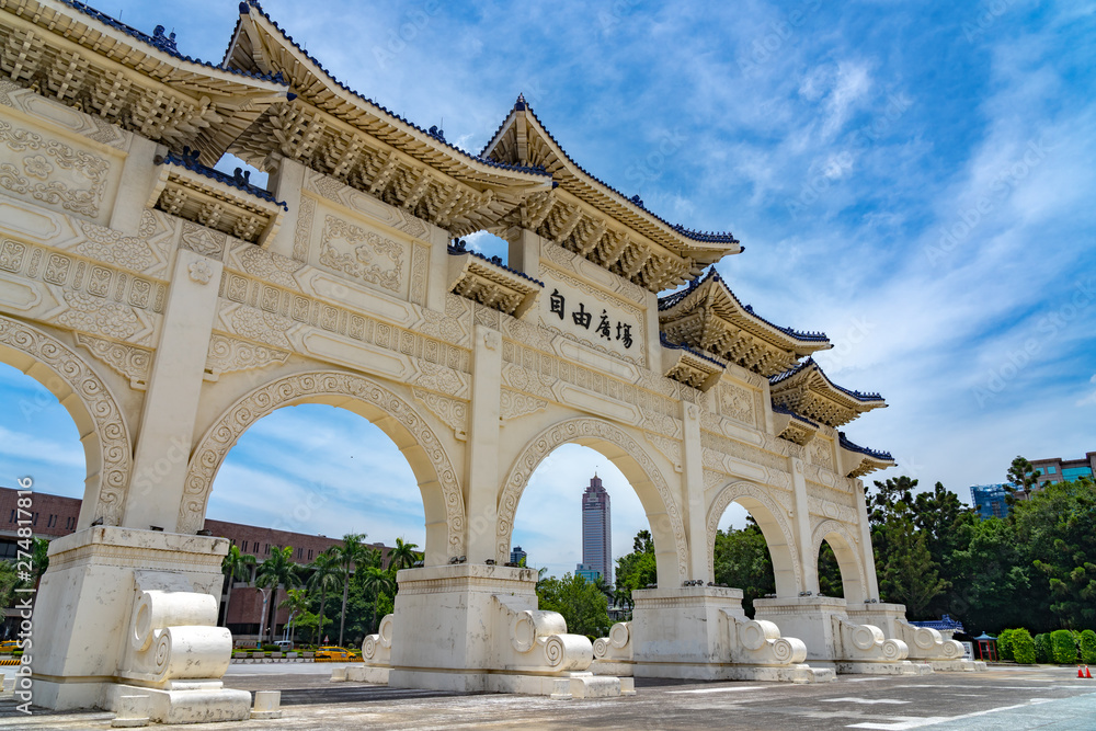 Obraz premium The main gate of National Taiwan Democracy Memorial Hall ( National Chiang Kai-shek Memorial Hall ) The Chinese archways are located on Liberty Square. Taipei, Taiwan.