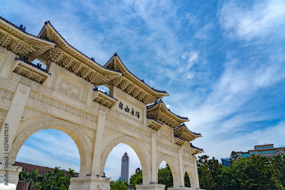 The main gate of National Taiwan Democracy Memorial Hall ( National Chiang Kai-shek Memorial Hall ) The Chinese archways are located on Liberty Square. Taipei, Taiwan.