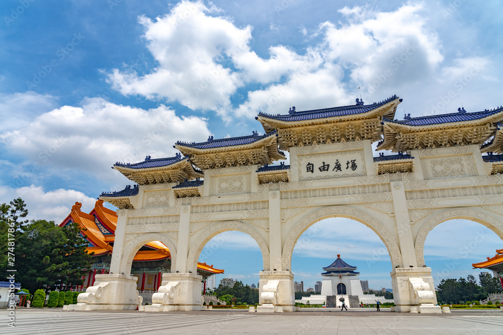 The main gate of National Taiwan Democracy Memorial Hall ( National Chiang Kai-shek Memorial Hall ) The Chinese archways are located on Liberty Square. Taipei, Taiwan.