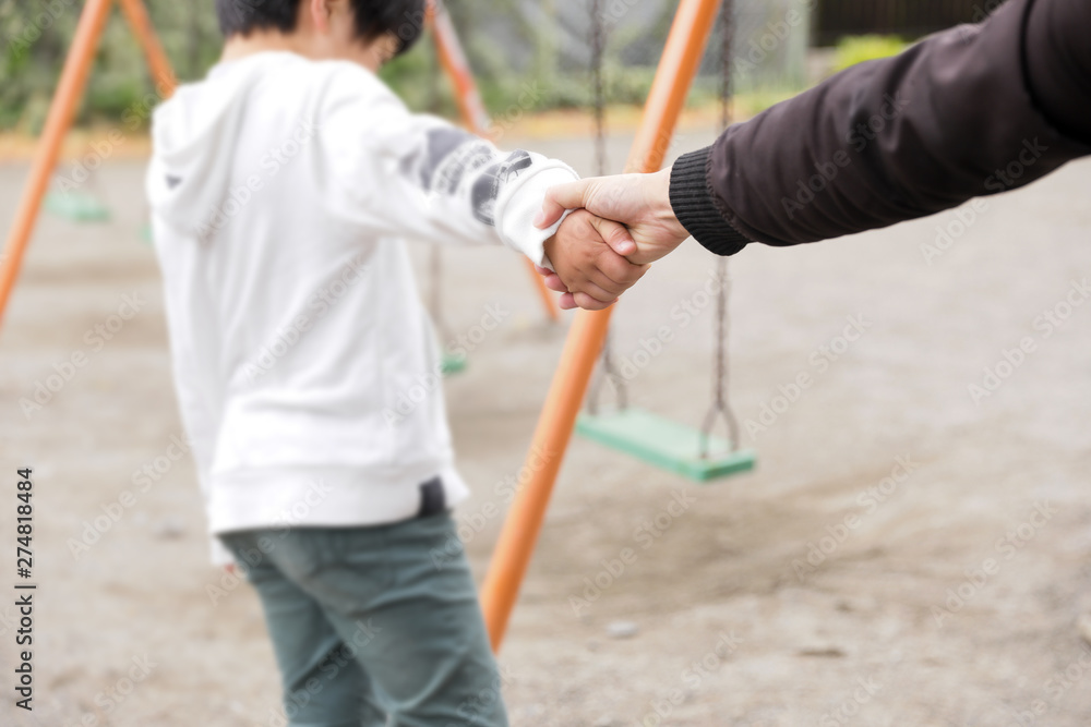 道端で男の子の手を引っ張る男性 お父さん虐待 Stock 写真 Adobe Stock