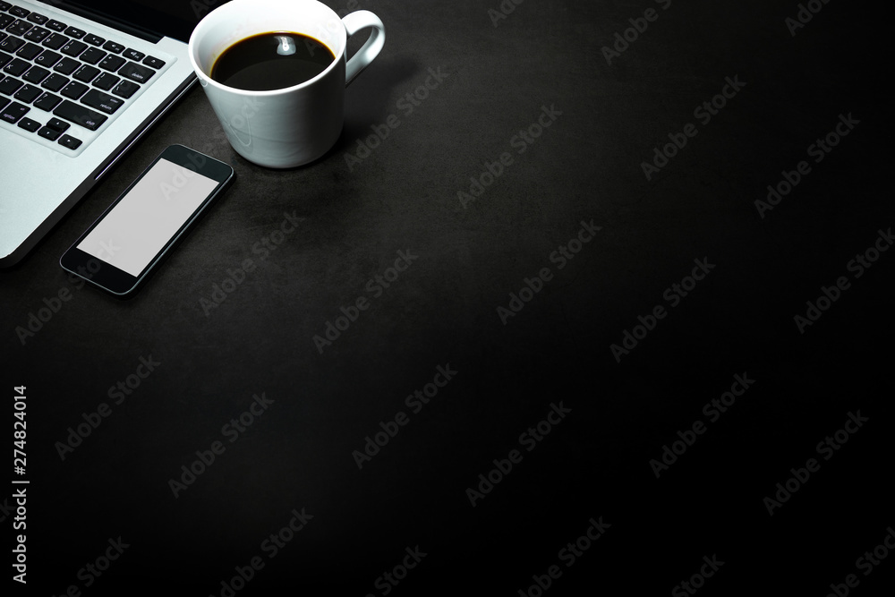 Nếu bạn yêu thích cà phê đen và yên tĩnh, bức ảnh này sẽ khiến bạn khao khát hơn bao giờ hết! Với laptop và điện thoại di động bên cạnh, bạn sẽ được tận hưởng một khoảnh khắc thoải mái và tập trung vào những công việc trọng tâm của mình.