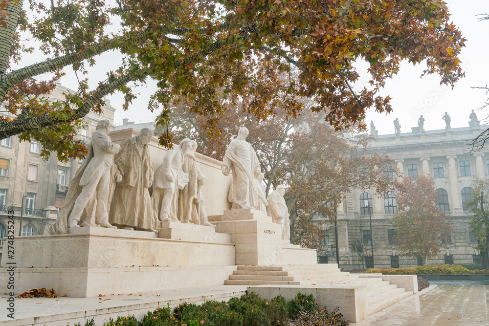 Naklejka premium Morning haze view of the Kossuth Monument