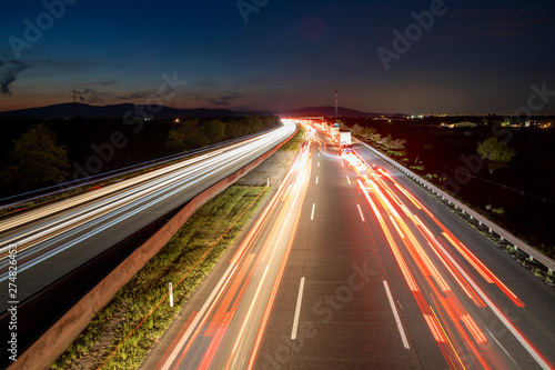 Stau auf der Autobahn am Abend mit verschwommenen Lichtspuren