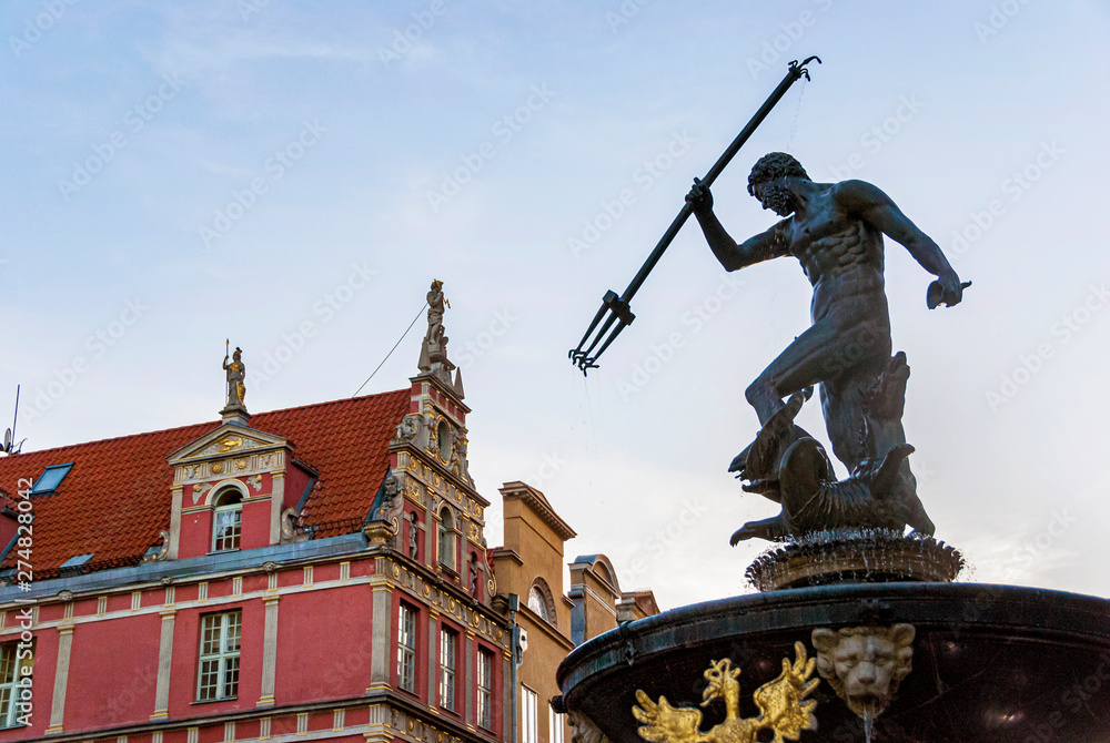 Obraz premium Sculpture of Neptune in old town market in Gdansk