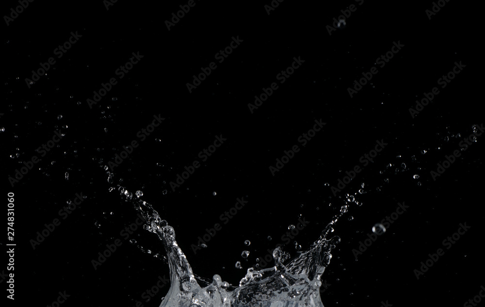 Salpicaduras de agua sobre fondo negro Salpicaduras de agua sobre fondo negro