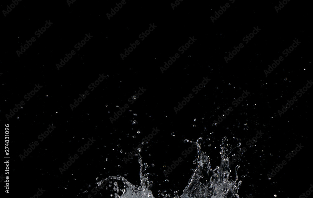 Salpicaduras de agua sobre fondo negro Salpicaduras de agua sobre fondo negro