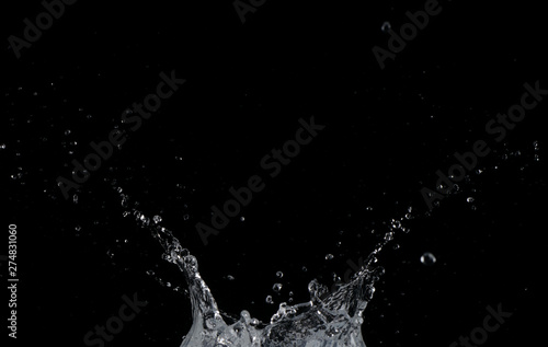 Salpicaduras de agua sobre fondo negro © imstock