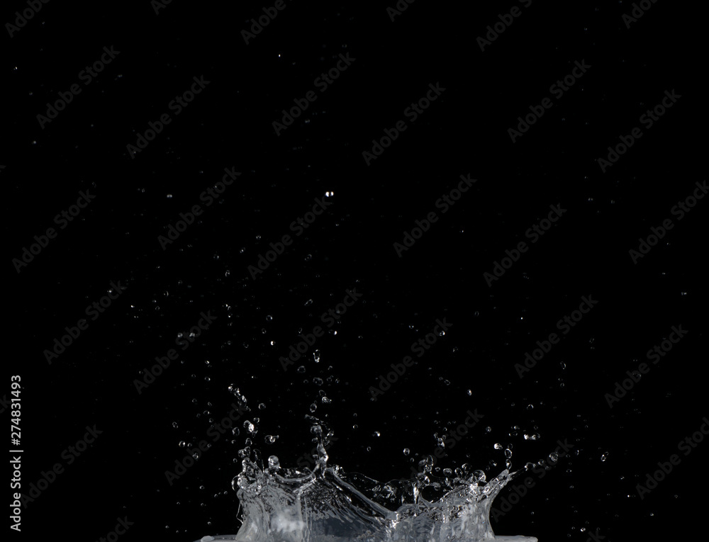 Fototapeta premium Salpicaduras de agua sobre fondo negro