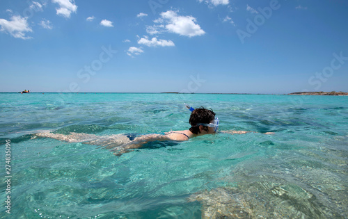 Schwimmerin mit Tauchmaske und Schnorchel beim Schwimmen in glasklarem Wasser , Naturbeobachung der Wasserwelt © Werner