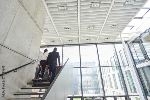 Geschäftsleute auf einer Treppe im Bürogebäude photo