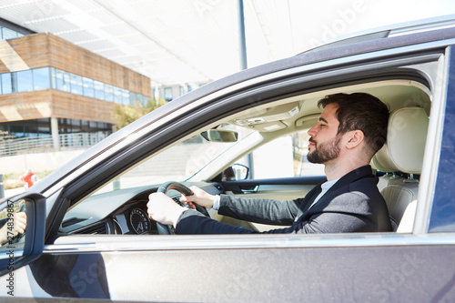 Geschäftsmann im Auto auf Dienstreise © Robert Kneschke