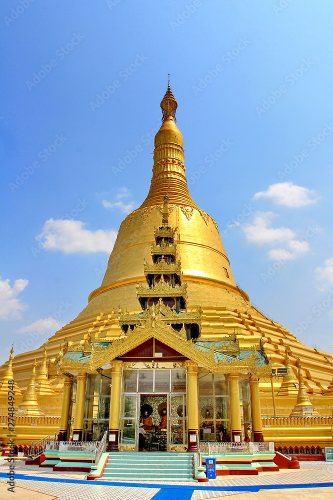 Fototapeta premium Shwe Maw Daw pagoda or Shwemawdaw pagoda is holy golden respect pagoda (1 of 5 sacred places) and famous tourist attraction in Bago ,Myanma