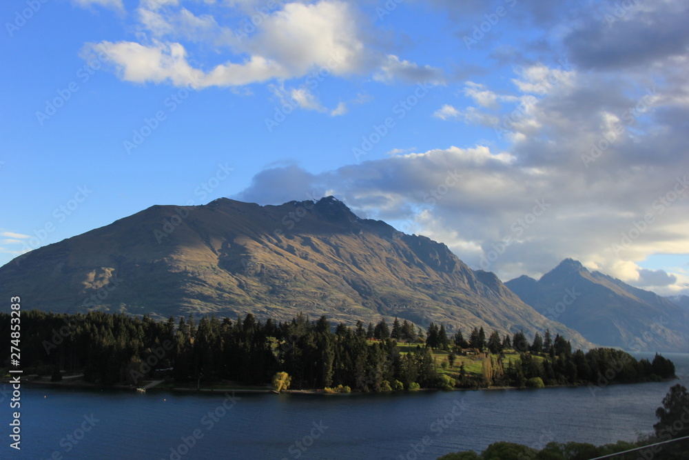 クイーンズタウン近くのワカティプ湖や山々の風景(ニュージーランド)