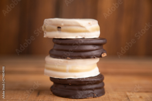 The alfajores are Argentine chocolate cakes and dcaramel