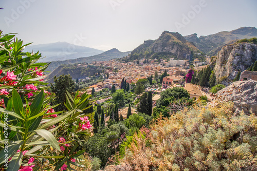 Aussicht auf den Vulkan Ätna, den historischen Ort Taormina und das Mittelmeer vom antiken Theater in Taormina, Sizilien
