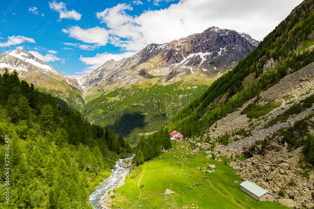 Valmalenco (IT) Vista aerea della Val Ventina con Rifugio Porro Gerli