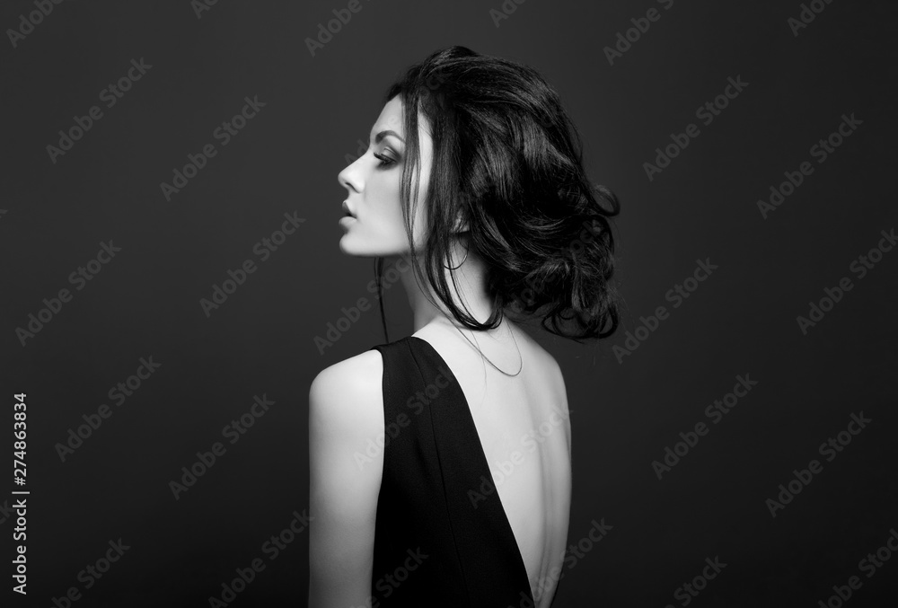 Fototapeta Portret pięknej kobiety na ciemnym tle. 