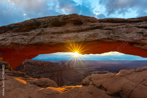 Obraz na płótnie Mesa Arch at sunrise, Canyonlands National Park, Utah, USA w salonie