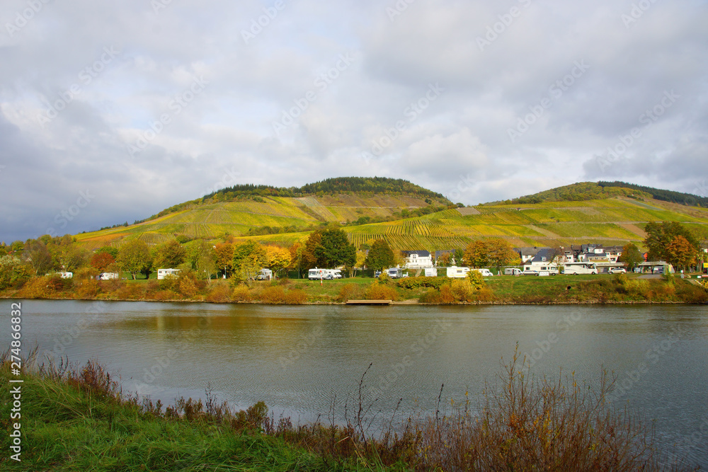 Enkirch an der Mosel gesehen von dem Dorf Kövenig gegenüber