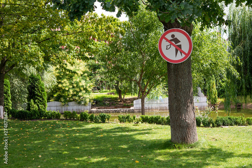 no littering sign in the park