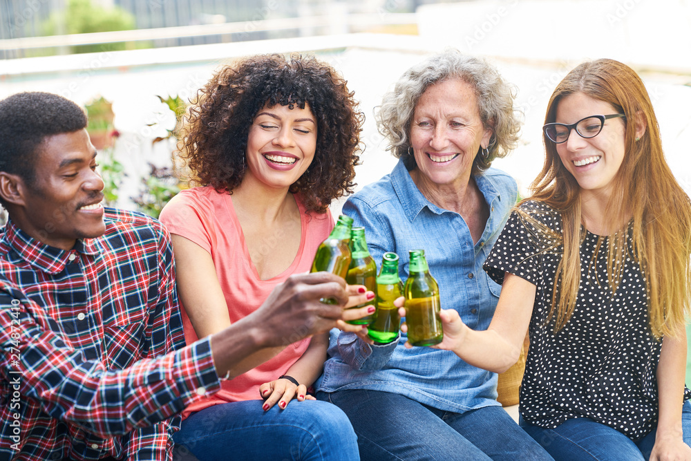 Gruppe Freunde Beim Anstoßen Mit Flasche Bier Stock Photo 