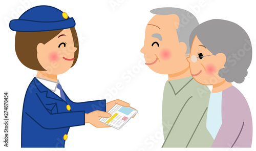 運転免許証を返納する高齢者