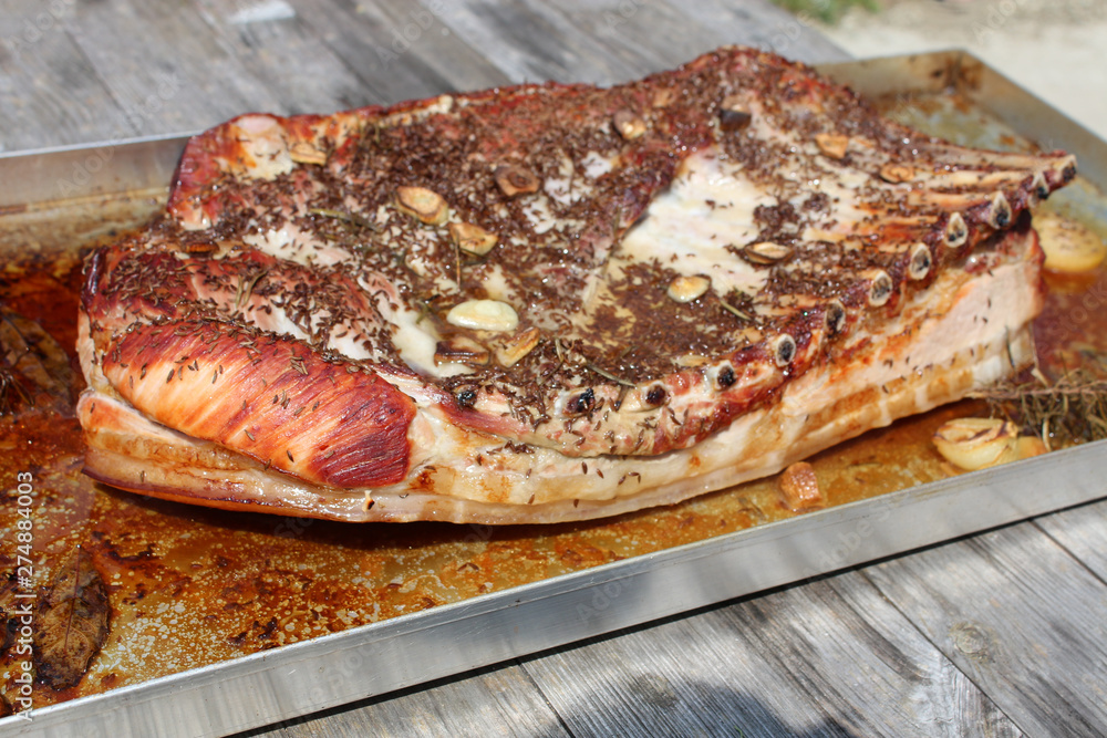 Der Schweinsbraten ist halb fertig und wird noch einmal in den Ofen geschoben. Der Schweinsbraten ist halb fertig und wird noch einmal in den Ofen geschoben.