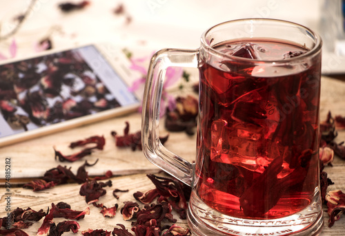 ein glas eisgekühlten hibis...